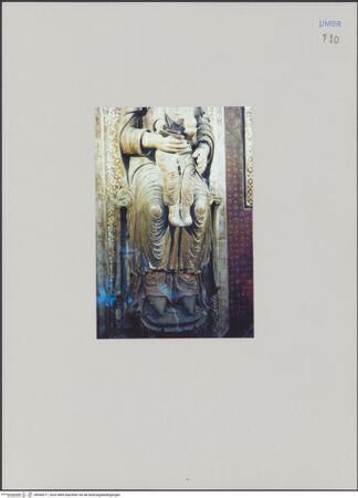 Vorderseite von unbekannt [https://www.deutsche-digitale-bibliothek.de/content/lizenzen/rv-fz/] Thronende Maria mit segnendem Kind - Detail: Maria und Kind, Unterkörper und Beine, bh590211_recto. Foto.