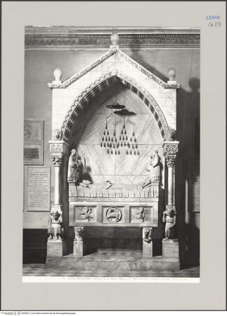Vorderseite von Alinari [https://www.deutsche-digitale-bibliothek.de/content/lizenzen/rv-ez/] Grabmal des Kardinals Guglielmo Longhi - Gesamtansicht, bh590277_recto. Foto.