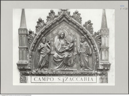 Vorderseite von Alinari [https://www.deutsche-digitale-bibliothek.de/content/lizenzen/rv-ez/] Madonna zwischen Johannes dem Täufer und dem Heiligen Markus - , bh590284_recto. Foto.