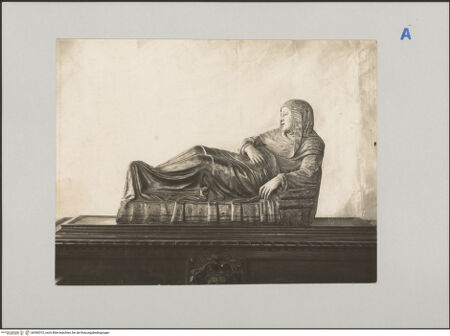 Vorderseite von Ministero della Pubblica Istruzione [https://www.deutsche-digitale-bibliothek.de/content/lizenzen/rv-ez/] Wöchnerin - Gesamtansicht, bh590310_recto. Foto.