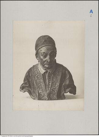 Vorderseite von Gabinetto Fotografico Nazionale [https://www.deutsche-digitale-bibliothek.de/content/lizenzen/rv-ez/] Papst Benedikt XIII. - Gesamtansicht, bh590313_recto. Foto.