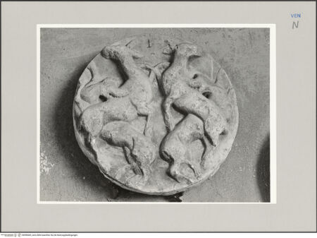 Vorderseite von unbekannt [https://www.deutsche-digitale-bibliothek.de/content/lizenzen/rv-ez/] Tondo mit kämpfenden Hirschen (?) - , bh590465_recto. Foto.