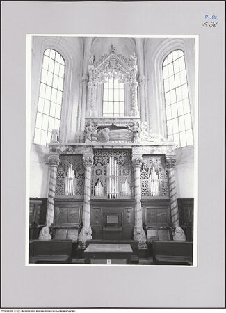 Vorderseite von Sopr. BAS BA [https://www.deutsche-digitale-bibliothek.de/content/lizenzen/rv-ez/] Grabmal für Giovanni Antonio Orsini del Balzo (gest. 1463) - Gesamtansicht: Grabmal mit eingebauter Orgel, bh590484_recto. Foto.