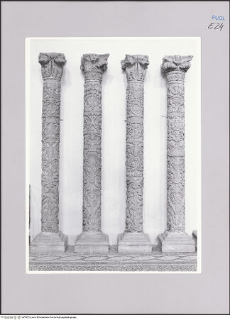 Vorderseite von Sopr. BAS BA [https://www.deutsche-digitale-bibliothek.de/content/lizenzen/rv-ez/] Vier Säulen vom Altar der Martyrer - Gesamtansicht, bh590524_recto. Foto.