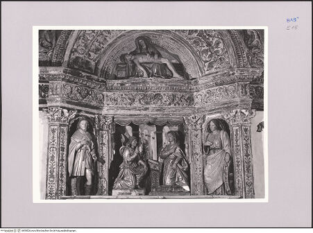Vorderseite von Sopr. BAS Matera [https://www.deutsche-digitale-bibliothek.de/content/lizenzen/rv-ez/] Verkündigungsaltar - Detail: Verkündigung, die Heiligen Rochus und Katharina, Lünette mit Pietà, bh590526_recto. Foto.
