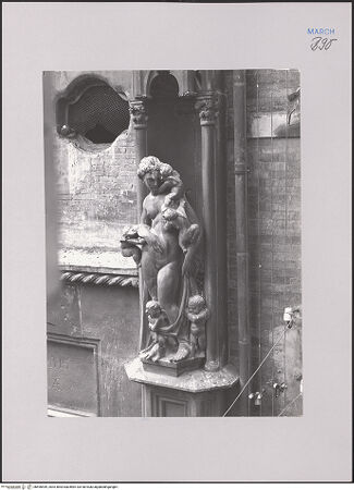 Vorderseite von Gabinetto Fotografico Nazionale [https://www.deutsche-digitale-bibliothek.de/content/lizenzen/rv-ez/] Loggia dei Mercanti - Detail: allegorische Figur, Caritas, bh590549_recto. Foto.