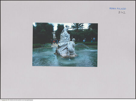 Vorderseite von unbekannt [https://www.deutsche-digitale-bibliothek.de/content/lizenzen/rv-fz/] Fontana di Venere (Fontana di Caserta)Venus beim Bade mit zwei Gefährtinnen - Figurengruppe von hinten, bh590559_recto. Foto: Negri Arnoldi, Francesco.