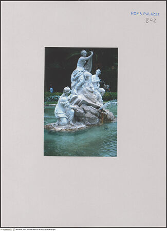 Vorderseite von unbekannt [https://www.deutsche-digitale-bibliothek.de/content/lizenzen/rv-fz/] Fontana di Venere (Fontana di Caserta)Venus beim Bade mit zwei Gefährtinnen - Figurengruppe von links, bh590560_recto. Foto: Negri Arnoldi, Francesco.