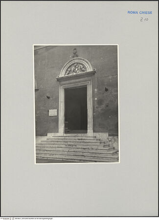 Vorderseite von unbekannt [https://www.deutsche-digitale-bibliothek.de/content/lizenzen/rv-fz/] Portaldekoration mit Madonna und Cherubsköpfen - Gesamtansicht Portal, bh590561_recto. Foto: Negri Arnoldi, Francesco.