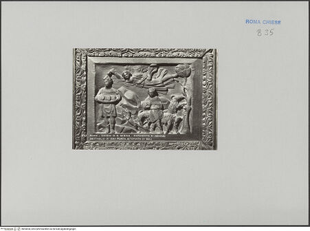 Vorderseite von Richter, Ernesto [https://www.deutsche-digitale-bibliothek.de/content/lizenzen/rv-fz/] Holztür mit der Gegenüberstellung von Szenen aus dem Leben von Moses und ChristusHabakuck fliegt zu Daniel - , bh590598_recto. Foto: Richter, Ernesto.