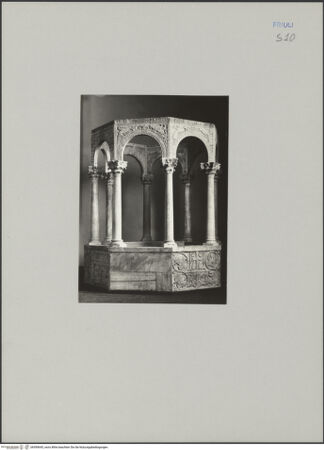 Vorderseite von unbekannt [https://www.deutsche-digitale-bibliothek.de/content/lizenzen/rv-ez/] Callixtus-Baptisterium (Battistero di Callisto) - Gesamtansicht, bh590645_recto. Foto.