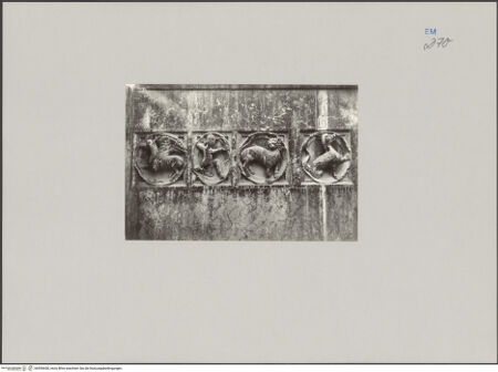 Vorderseite von Rotolux, Parma [https://www.deutsche-digitale-bibliothek.de/content/lizenzen/rv-fz/] Zooforo - Detail: Vier Reliefs: Geflügelter Hund, Schütze, Löwe, Basilisk, bh590658_recto. Foto.