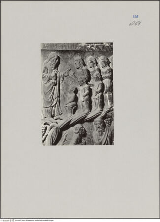 Vorderseite von Rotolux, Parma [https://www.deutsche-digitale-bibliothek.de/content/lizenzen/rv-fz/] Portale del Guidizio finale (Westportal)Rechter Türpfosten mit dem Gleichnis vom Weinberg und dem Leben - Detail: Der Hausvater gibt den Arbeitern Lohn, bh590677_recto. Foto.