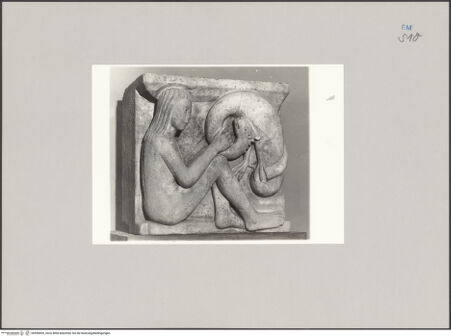 Vorderseite von Modena, Museo Lapidario del Duomo [https://www.deutsche-digitale-bibliothek.de/content/lizenzen/rv-ez/] Strebepfeilerreliefs ("Metopen")Ein nackter Jüngling, der mit einem Drachen spielt - , bh590695_recto. Foto.