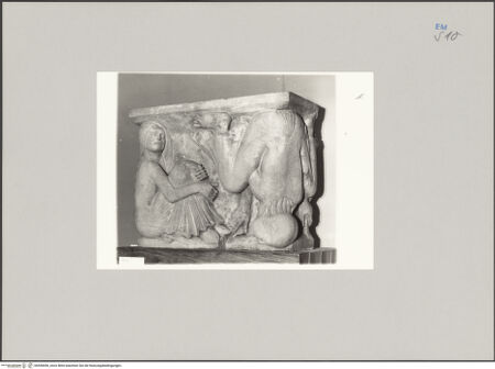 Vorderseite von Modena, Museo Lapidario del Duomo [https://www.deutsche-digitale-bibliothek.de/content/lizenzen/rv-ez/] Strebepfeilerreliefs ("Metopen")Ein sitzendes Mädchen, vor dem ein Jüngling mit Kappe einen Kopfstand ausführt - , bh590696_recto. Foto.