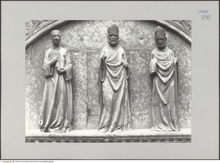 Vorderseite von unbekannt [https://www.deutsche-digitale-bibliothek.de/content/lizenzen/rv-fz/] Palazzo dei Priori - Portal, Lünette:  San Lorenzo, Sant' Ercolano, San Costano, bh590780_recto. Foto.