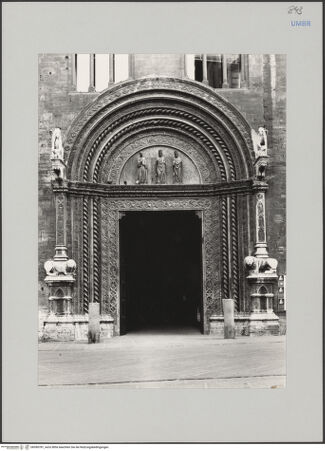 Vorderseite von unbekannt [https://www.deutsche-digitale-bibliothek.de/content/lizenzen/rv-fz/] Palazzo dei Priori - Portal: Gesamtansicht, bh590781_recto. Foto.