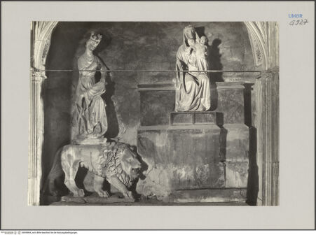 Vorderseite von Alinari [https://rightsstatements.org/page/CNE/1.0/] Grabmal des Johann von Brienne - Detail: Madonna mit Kind. König und Löwe, bh590804_recto. Foto.