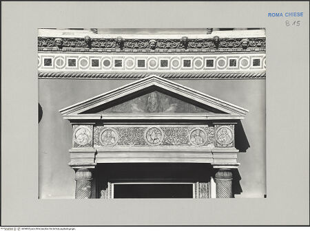 Vorderseite von Gabinetto Fotografico Nazionale [https://www.deutsche-digitale-bibliothek.de/content/lizenzen/rv-ez/] Blattrankenfries mit Clipei der Heiligen Pastor, Pudentiana, Praxedis und Pudens und dem Lamm Gottes - Türsturz, bh590823_recto. Foto.