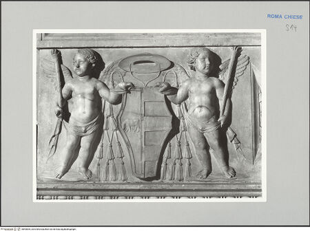 Vorderseite von Soprintendenza per i Beni Artistici e Storici di Roma, Gab. Fotogr. [https://www.deutsche-digitale-bibliothek.de/content/lizenzen/rv-ez/] Ehemaliger HochaltarAltarsockel, linkes Relief: zwei Putten mit dem Wappen des Kardinals Rodrigo Borgias (später Papst Alexander VI.) - , bh590845_recto. Foto.