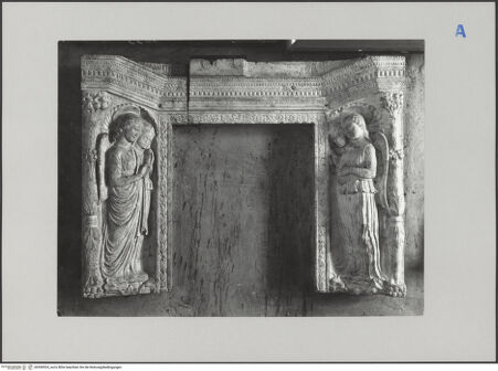 Vorderseite von ICCD [https://www.deutsche-digitale-bibliothek.de/content/lizenzen/rv-ez/] Tabernakel - Detail: unterer Abschnitt, bh590924_recto. Foto.