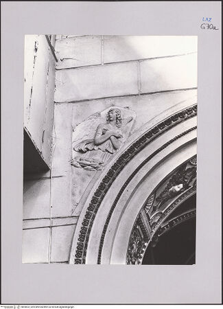 Vorderseite von unbekannt [https://www.deutsche-digitale-bibliothek.de/content/lizenzen/rv-fz/] Ausstattung der Cappella SimoncelliZwei adorierende EngelEngel - Gesamtansicht, bh590932_recto. Foto.