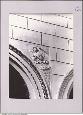 Vorderseite von unbekannt [https://www.deutsche-digitale-bibliothek.de/content/lizenzen/rv-fz/] Ausstattung der Cappella SimoncelliZwei adorierende EngelEngel - Gesamtansicht, bh590933_recto. Foto.