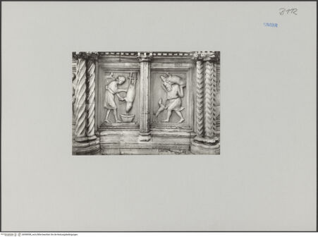 Vorderseite von Ed. Ris. Carnevali Edvige [https://www.deutsche-digitale-bibliothek.de/content/lizenzen/rv-fz/] Fontana MaggioreUnteres Brunnengeschoss: Becken mit Darstellungen aus dem Alten Testament, der Artes mechanicae, der Sieben Freien Künste und MonatsdarstellungenAllegorische Monatsdarstellung des Dezember mit Tierkreiszeichen Steinbock - Zwei Reliefplatten: Dezember, bh590938_recto. Foto.