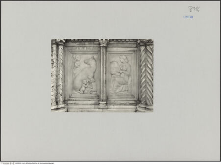 Vorderseite von Ris. Carnevali Edvige, Perugia [https://www.deutsche-digitale-bibliothek.de/content/lizenzen/rv-fz/] Fontana MaggioreUnteres Brunnengeschoss: Becken mit Darstellungen aus dem Alten Testament, der Artes mechanicae, der Sieben Freien Künste und MonatsdarstellungenRömische Wölfin mit den Zwillingen und Rhea Silvia - Zwei Reliefplatten:  Romulus und Remus werden von der Wölfin gesäugt, Vestalin mit Vogelkäfig, bh590941_recto. Foto.