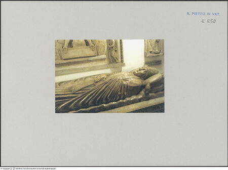 Vorderseite von unbekannt [https://www.deutsche-digitale-bibliothek.de/content/lizenzen/rv-fz/] Grabmal von Calixtus III.Sarkophag und Liegefigur - Detail: Liegefigur, Oberkörper, bh590953_recto. Foto: Negri Arnoldi, Francesco.