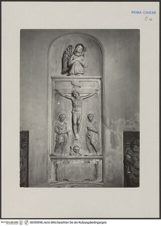 Vorderseite von ICCD [https://www.deutsche-digitale-bibliothek.de/content/lizenzen/rv-ez/] Grabmal des Dionigi Lunazi mit der Kreuzigung Christi mit zwei Heiligen - Gesamtansicht, bh590998_recto. Foto.