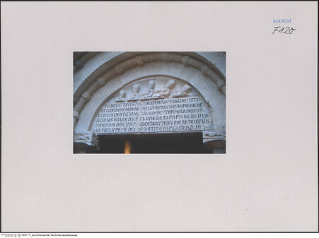 Vorderseite von Bibliotheca Hertziana [https://www.deutsche-digitale-bibliothek.de/content/lizenzen/rv-fz/] Hauptportal - Detail: Tympanon mit Relief und Inschrift, bh591111_recto. Foto: Negri Arnoldi, Francesco.