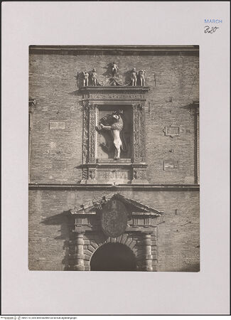 Vorderseite von Ministero della Pubblica Istruzione [https://www.deutsche-digitale-bibliothek.de/content/lizenzen/rv-ez/] Nische mit dem Löwen als Wappen von Jesi - Wappen und oberer Abschnitt des Hauptportals, bh591115_recto. Foto.