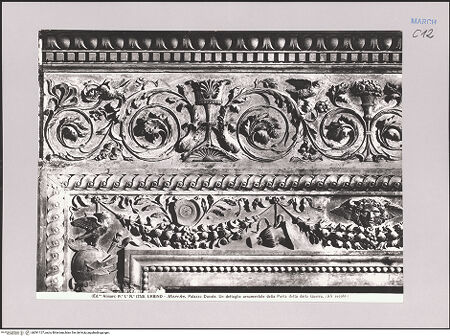 Vorderseite von Alinari [https://www.deutsche-digitale-bibliothek.de/content/lizenzen/rv-ez/] Portale della guerra - Detail: Linke obere Ecke der Portalrahmung, bh591127_recto. Foto.