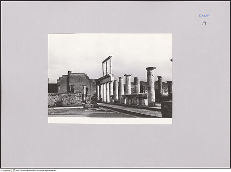 Vorderseite von DAI [https://www.deutsche-digitale-bibliothek.de/content/lizenzen/rv-fz/] Foro - Blick über das Forum von Norden, bh591132_recto. Foto.