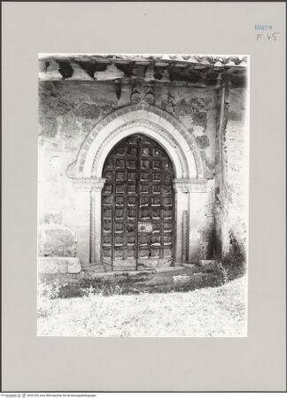Vorderseite von ICCD [https://www.deutsche-digitale-bibliothek.de/content/lizenzen/rv-fz/] San Salvatore - Fassade, rechtes Portal, bh591293_recto. Foto.