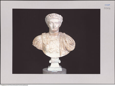 Vorderseite von Sopr. A NA CE [https://www.deutsche-digitale-bibliothek.de/content/lizenzen/rv-ez/] Kolossalbüste des Tiberius - Frontalansicht, bh591340_recto. Foto.