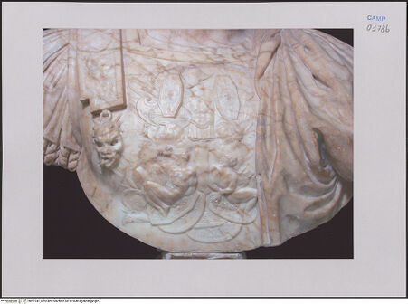 Vorderseite von Sopr. A NA CE [https://www.deutsche-digitale-bibliothek.de/content/lizenzen/rv-ez/] Kolossalbüste des Tiberius - Detail: Panzerrelief, bh591341_recto. Foto.