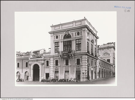 Vorderseite von Soprintendenza BAS ROMA [https://www.deutsche-digitale-bibliothek.de/content/lizenzen/rv-ez/] Palazzo ColonnaCoffee House - Außenbau, Ecke Via di San Marcello/ Via IV Novembre, bh591343_recto. Foto.