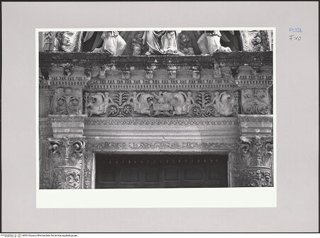 Vorderseite von Bibliotheca Hertziana [https://www.deutsche-digitale-bibliothek.de/content/lizenzen/rv-fz/] Hauptportal mit Marienkrönung - Detail: Gebälk, bh591414_recto. Foto: Kruft, Hanno-Walter.
