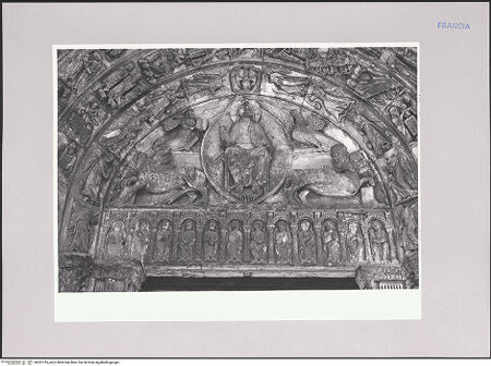 Vorderseite von Bibliotheca Hertziana [https://rightsstatements.org/page/CNE/1.0/] Südportal - Detail: Tympanon, bh591416_recto. Foto: Kruft, Hanno-Walter.