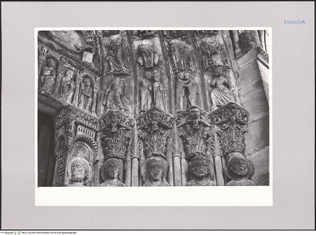 Vorderseite von Bibliotheca Hertziana [https://rightsstatements.org/page/CNE/1.0/] Südportal - Detail: Kapitellzone rechts, bh591418_recto. Foto: Kruft, Hanno-Walter.