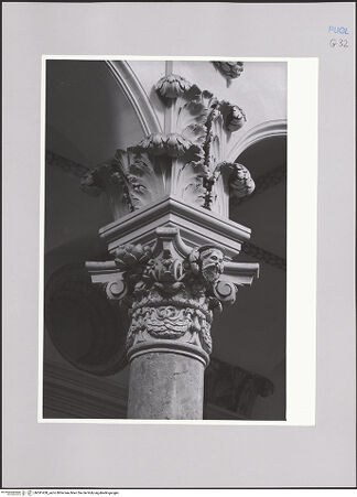 Vorderseite von Bibliotheca Hertziana [https://rightsstatements.org/page/CNE/1.0/] Santa Croce - Mittelschiff, Kapitell, bh591450_recto. Foto: Kruft, Hanno-Walter.