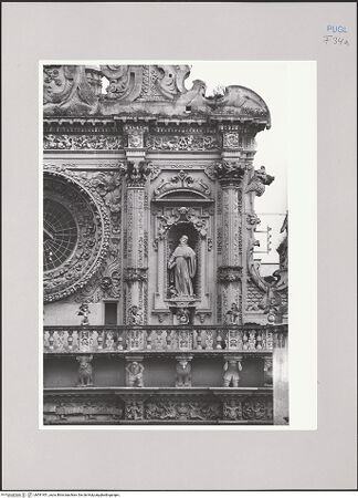 Vorderseite von Bibliotheca Hertziana [https://rightsstatements.org/page/CNE/1.0/] Santa Croce - Obergeschoss, rechte Seite, Fensterrose und Nische, bh591451_recto. Foto: Kruft, Hanno-Walter.