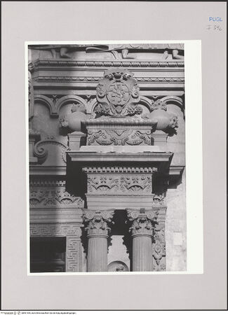 Vorderseite von Bibliotheca Hertziana [https://rightsstatements.org/page/CNE/1.0/] Santa Croce - Hauptportal, Detail: Gebälk, rechte Verkröpfung, bh591454_recto. Foto: Kruft, Hanno-Walter.