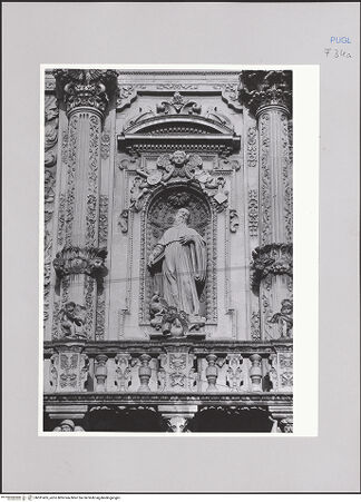 Vorderseite von Bibliotheca Hertziana [https://rightsstatements.org/page/CNE/1.0/] Santa Croce - Obergeschoss, rechter Wandabschnitt mit Nischenfigur des heiligen Petrus Celestinus, bh591455_recto. Foto: Kruft, Hanno-Walter.
