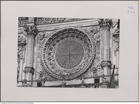 Vorderseite von Bibliotheca Hertziana [https://rightsstatements.org/page/CNE/1.0/] Santa Croce - Obergeschoss, mittlerer Wandabschnitt mit Fensterrose, bh591457_recto. Foto: Kruft, Hanno-Walter.