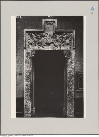 Vorderseite von Bibliotheca Hertziana [https://www.deutsche-digitale-bibliothek.de/content/lizenzen/rv-ez/] Portalrahmen mit Drachenkampf - , bh591521_recto. Foto.