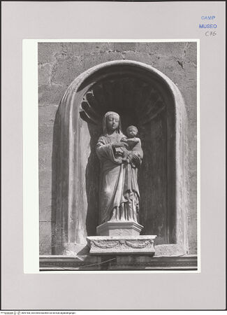 Vorderseite von Bibliotheca Hertziana [https://www.deutsche-digitale-bibliothek.de/content/lizenzen/rv-fz/] Maria mit Kind - Statue in der ursprünglichen Aufstellung in der Nische an der Fassade, bh591560_recto. Foto.