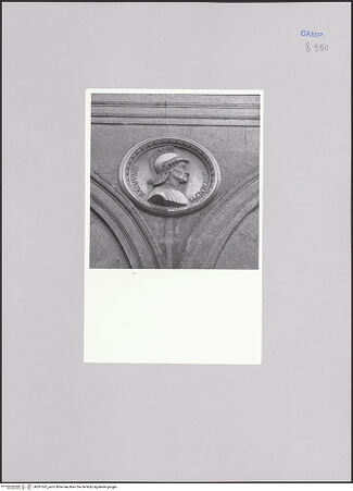 Vorderseite von Bibliotheca Hertziana [https://www.deutsche-digitale-bibliothek.de/content/lizenzen/rv-fz/] Tondi im Innenhof des Palazzo Orsini di Gravina - Portrait von Raimondo Orsini del Balzo, Fürst von Tarent, bh591562_recto. Foto: Kruft, Hanno-Walter.